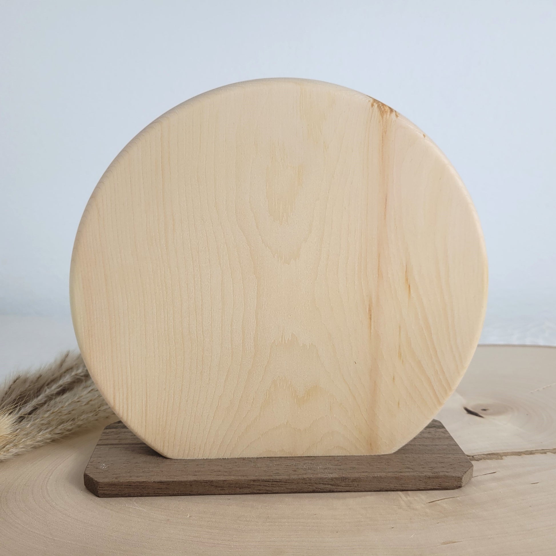 Duftendes Zirbenholz Bild Kälbchen auf einem Nussholzsockel zum Aufstellen 16x16cm. Holzdekoration mit Liebe gefertigt aus heimischen Hölzern