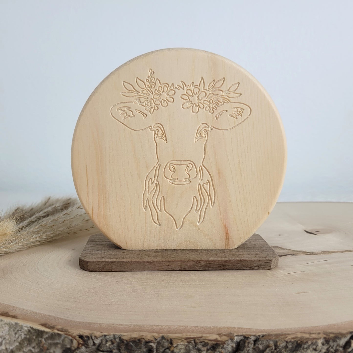Duftendes Zirbenholz Bild Kälbchen auf einem Nussholzsockel zum Aufstellen 16x16cm. Holzdekoration mit Liebe gefertigt aus heimischen Hölzern
