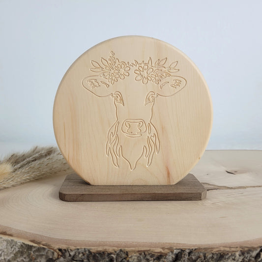Duftendes Zirbenholz Bild Kälbchen auf einem Nussholzsockel zum Aufstellen 16x16cm. Holzdekoration mit Liebe gefertigt aus heimischen Hölzern