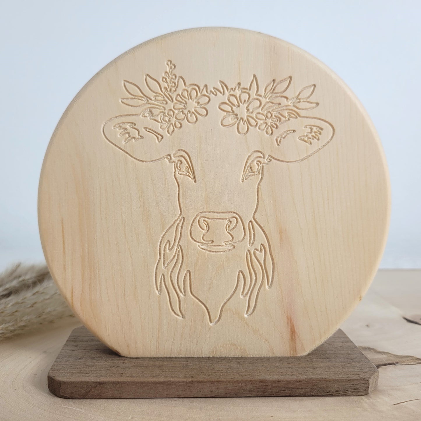 Duftendes Zirbenholz Bild Kälbchen auf einem Nussholzsockel zum Aufstellen 16x16cm. Holzdekoration mit Liebe gefertigt aus heimischen Hölzern