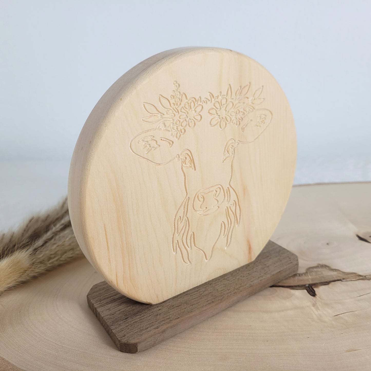 Duftendes Zirbenholz Bild Kälbchen auf einem Nussholzsockel zum Aufstellen 16x16cm. Holzdekoration mit Liebe gefertigt aus heimischen Hölzern