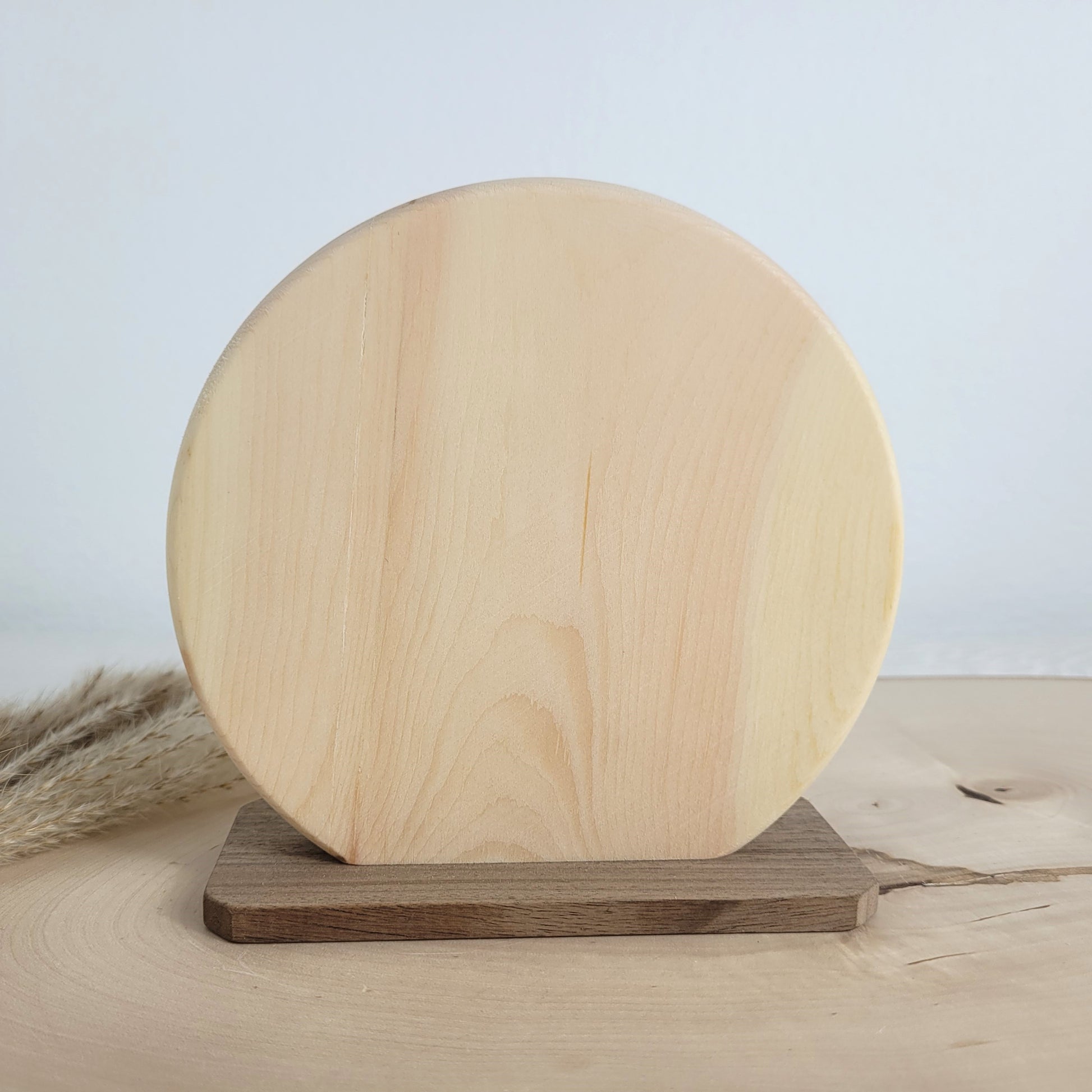 Duftendes Zirbenholz Bild Kälbchen auf einem Nussholzsockel zum Aufstellen 16x16cm. Holzdekoration mit Liebe gefertigt aus heimischen Hölzern