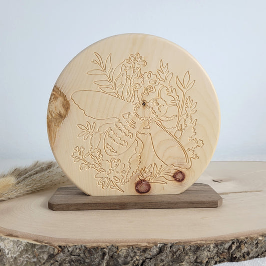 Duftendes Zirbenholz Bild Biene mit Blumen auf einem Nussholzsockel zum Aufstellen 15x15cm. Holzdekoration mit Liebe gefertigt aus heimischen Hölzern