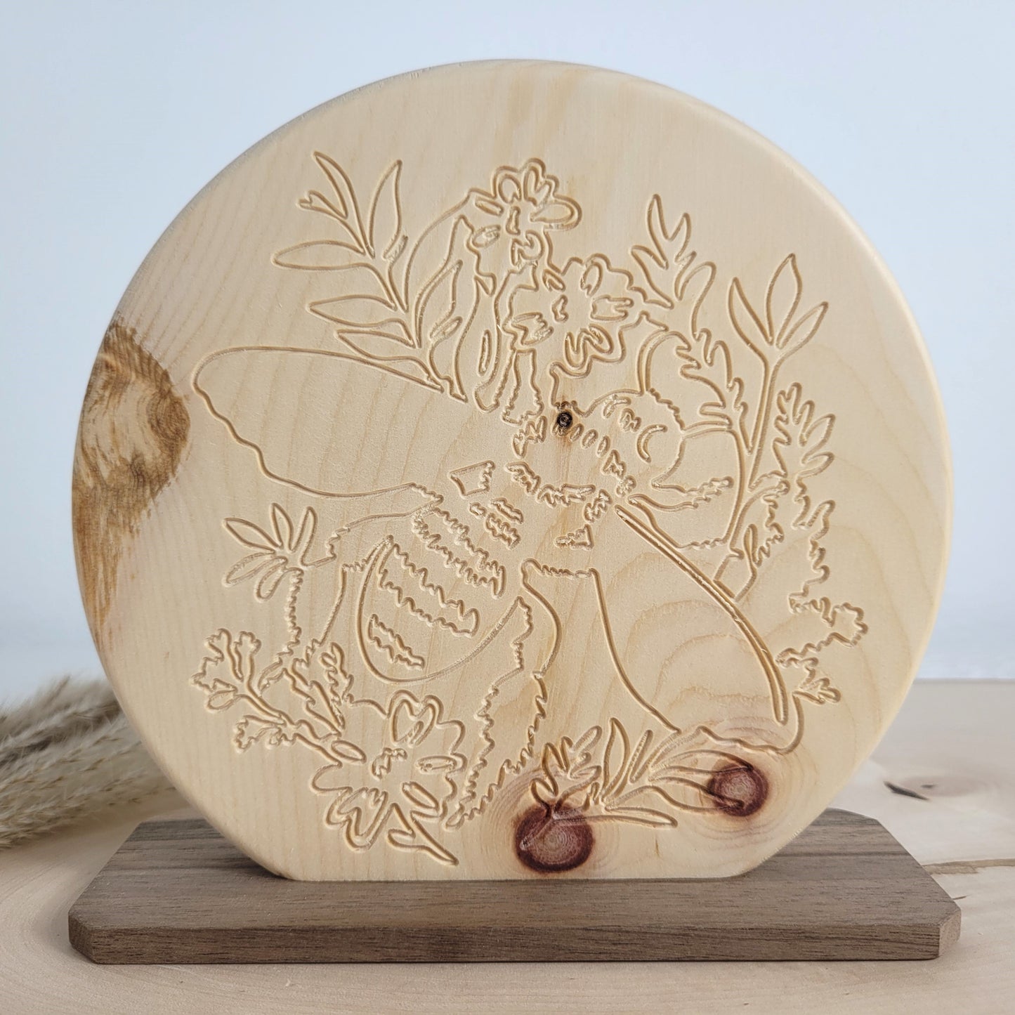 Duftendes Zirbenholz Bild Biene mit Blumen auf einem Nussholzsockel zum Aufstellen 15x15cm. Holzdekoration mit Liebe gefertigt aus heimischen Hölzern