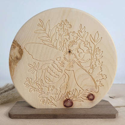 Duftendes Zirbenholz Bild Biene mit Blumen auf einem Nussholzsockel zum Aufstellen 15x15cm. Holzdekoration mit Liebe gefertigt aus heimischen Hölzern
