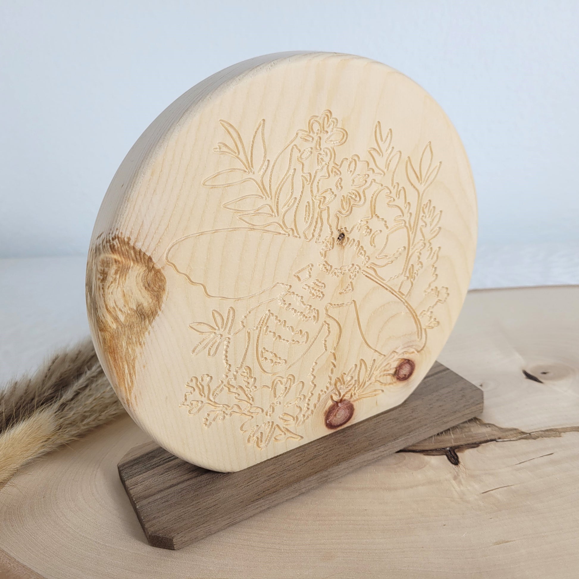 Duftendes Zirbenholz Bild Biene mit Blumen auf einem Nussholzsockel zum Aufstellen 15x15cm. Holzdekoration mit Liebe gefertigt aus heimischen Hölzern