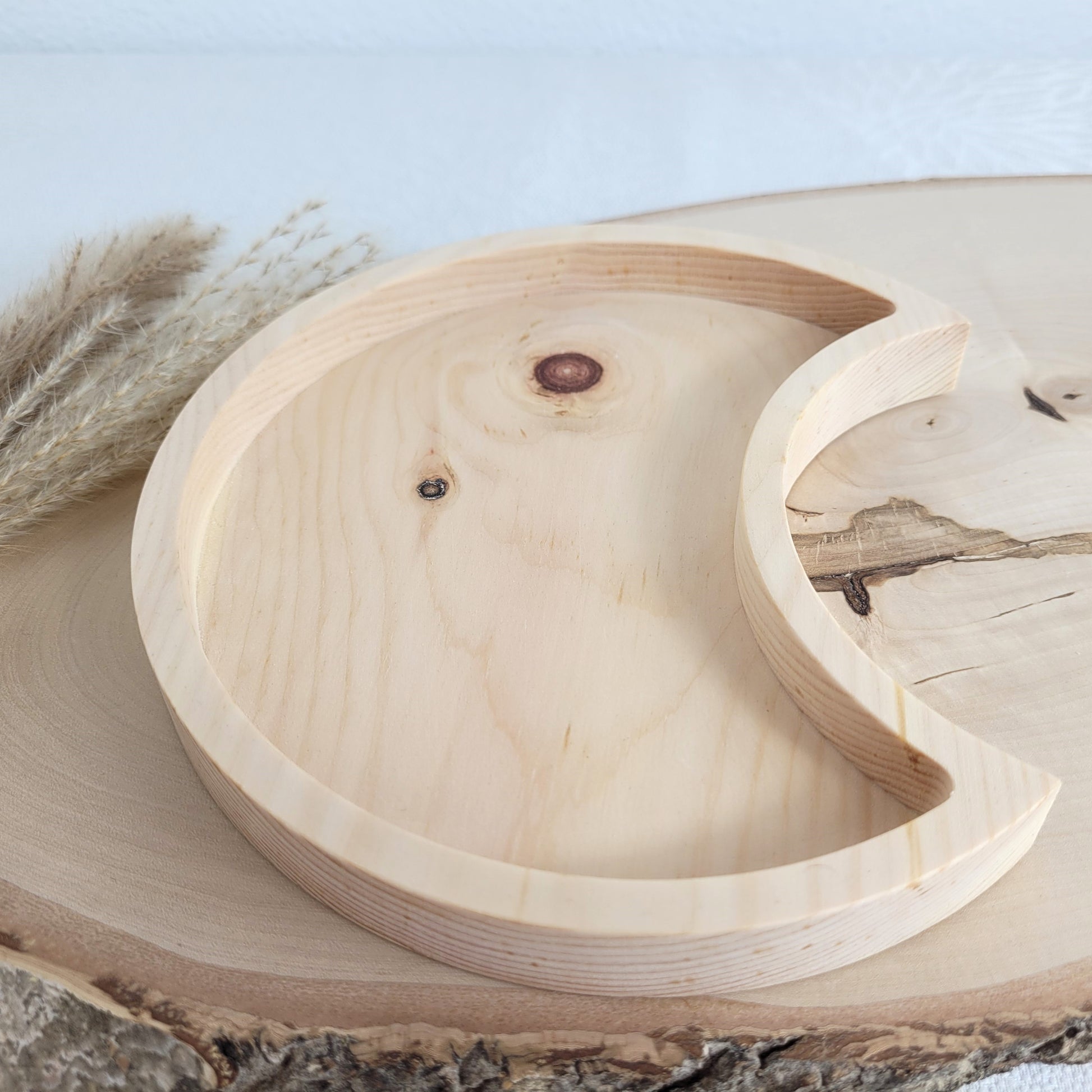 Duftende Zirbenholz Schale Halbmond 18x11cm. Holzdekoration mit Liebe gefertigt aus heimischen Hölzern