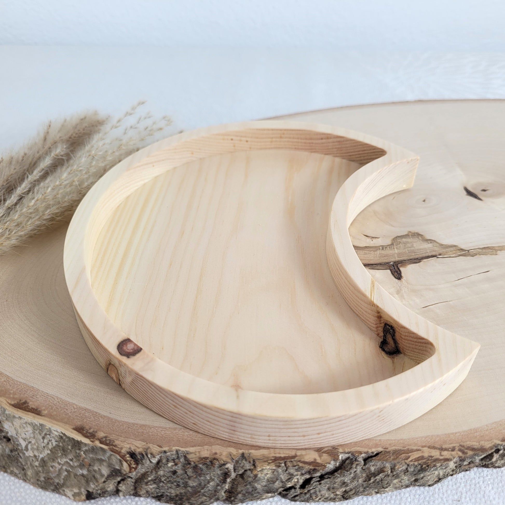 Duftende Zirbenholz Schale Halbmond 18x11cm. Holzdekoration mit Liebe gefertigt aus heimischen Hölzern