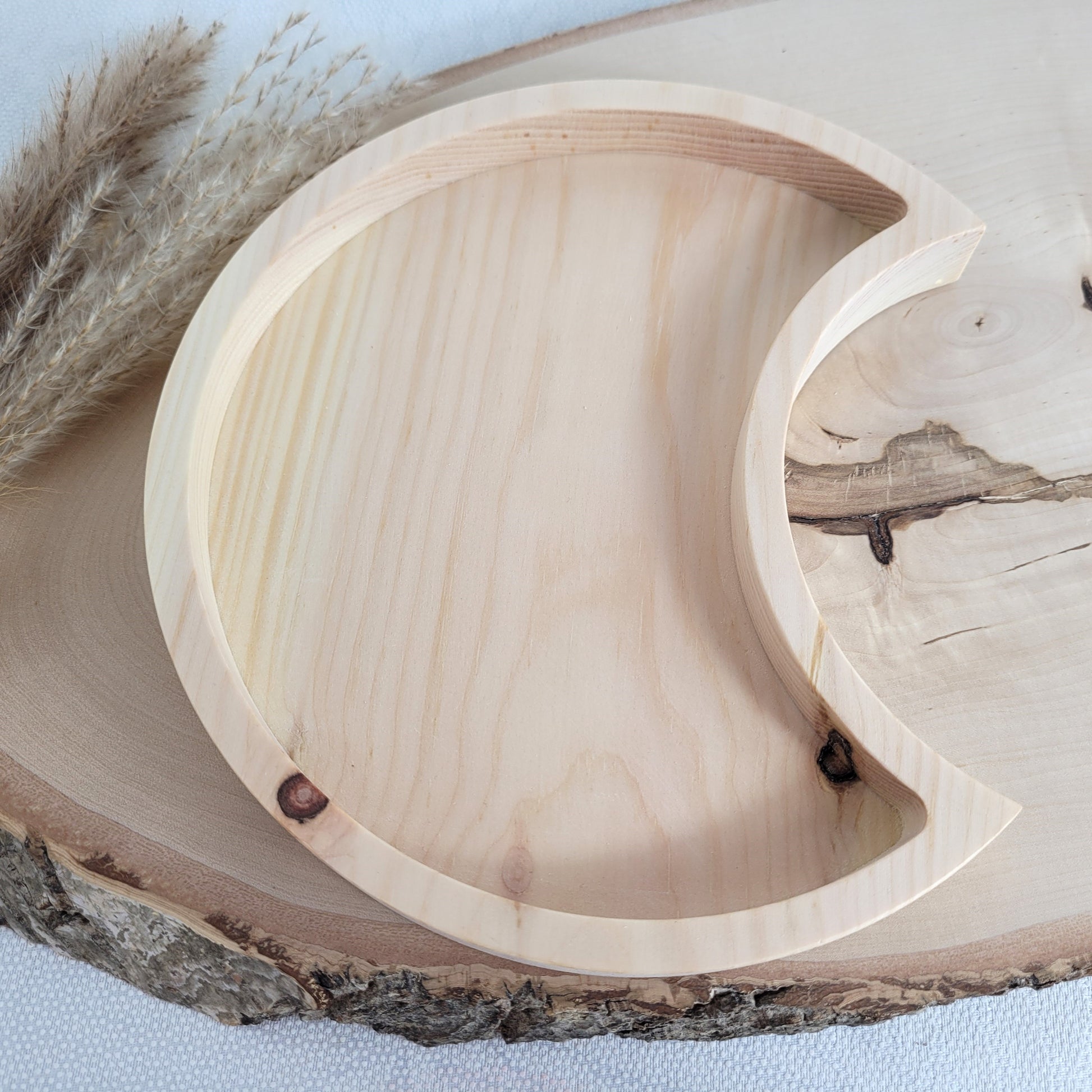 Duftende Zirbenholz Schale Halbmond 18x11cm. Holzdekoration mit Liebe gefertigt aus heimischen Hölzern