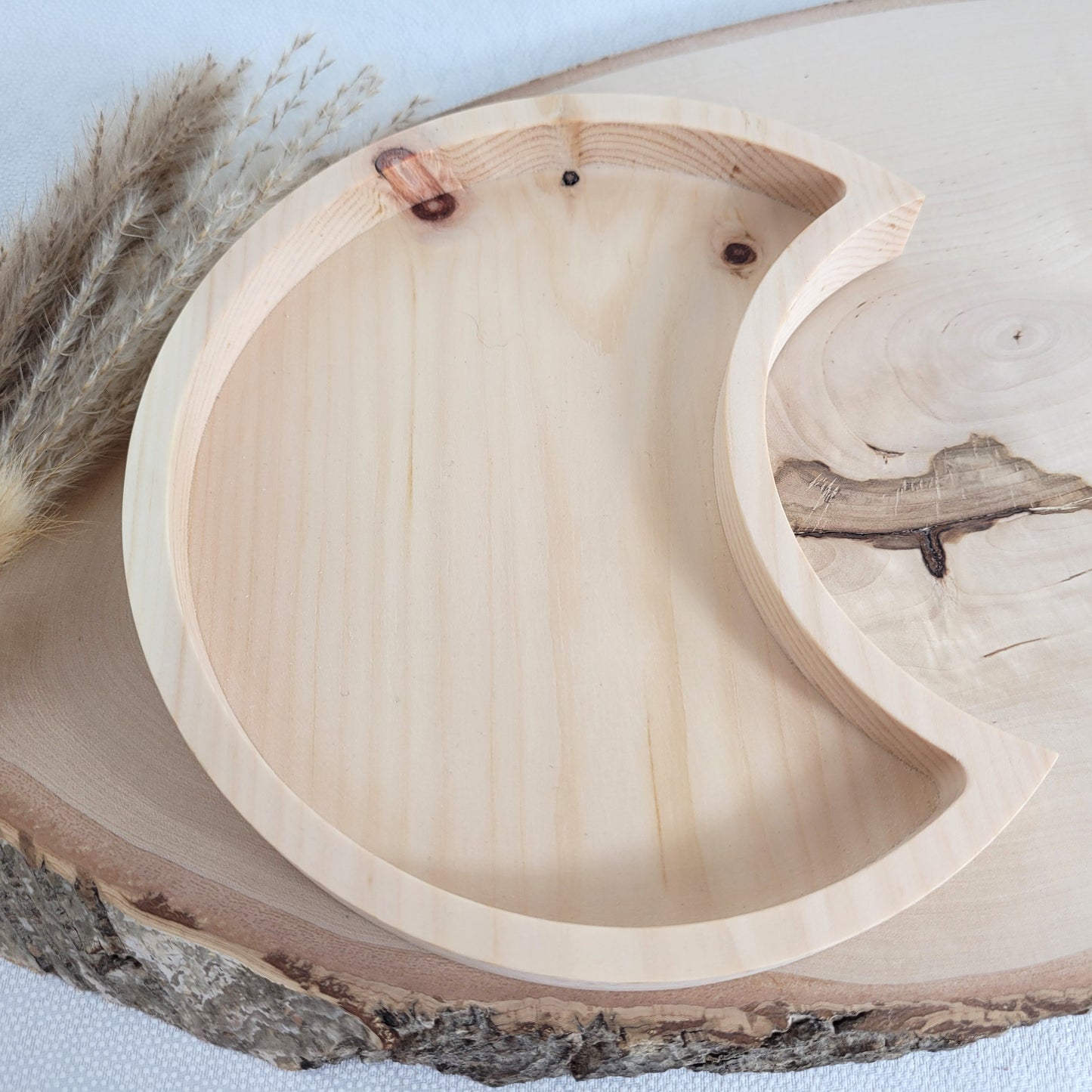 Duftende Zirbenholz Schale Halbmond 18x11cm. Holzdekoration mit Liebe gefertigt aus heimischen Hölzern