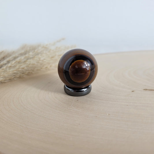 Tigereisen Kugel 3cm Durchmesser inklusive Hämatit Ring zum Aufstellen