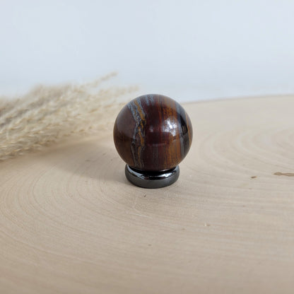 Tigereisen Kugel 3cm Durchmesser inklusive Hämatit Ring zum Aufstellen