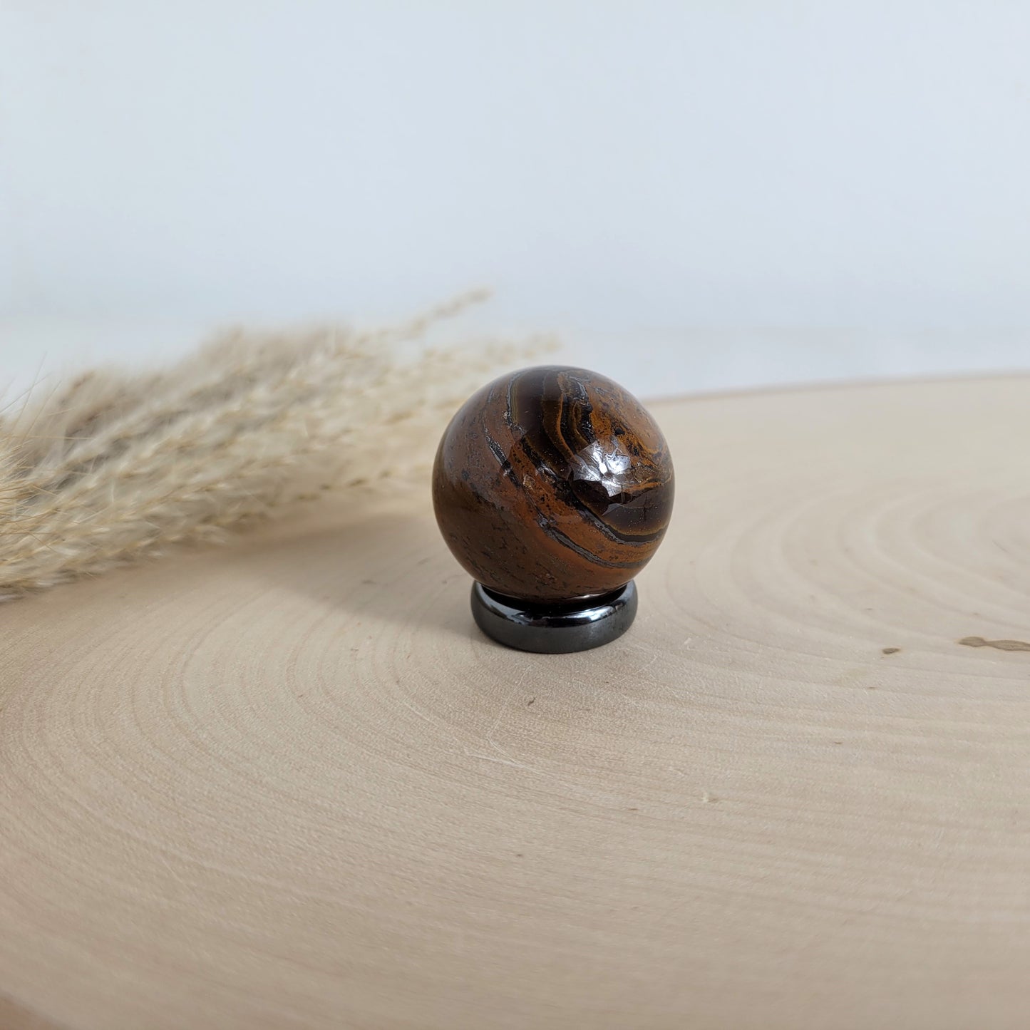 Tigereisen Kugel 3cm Durchmesser inklusive Hämatit Ring zum Aufstellen