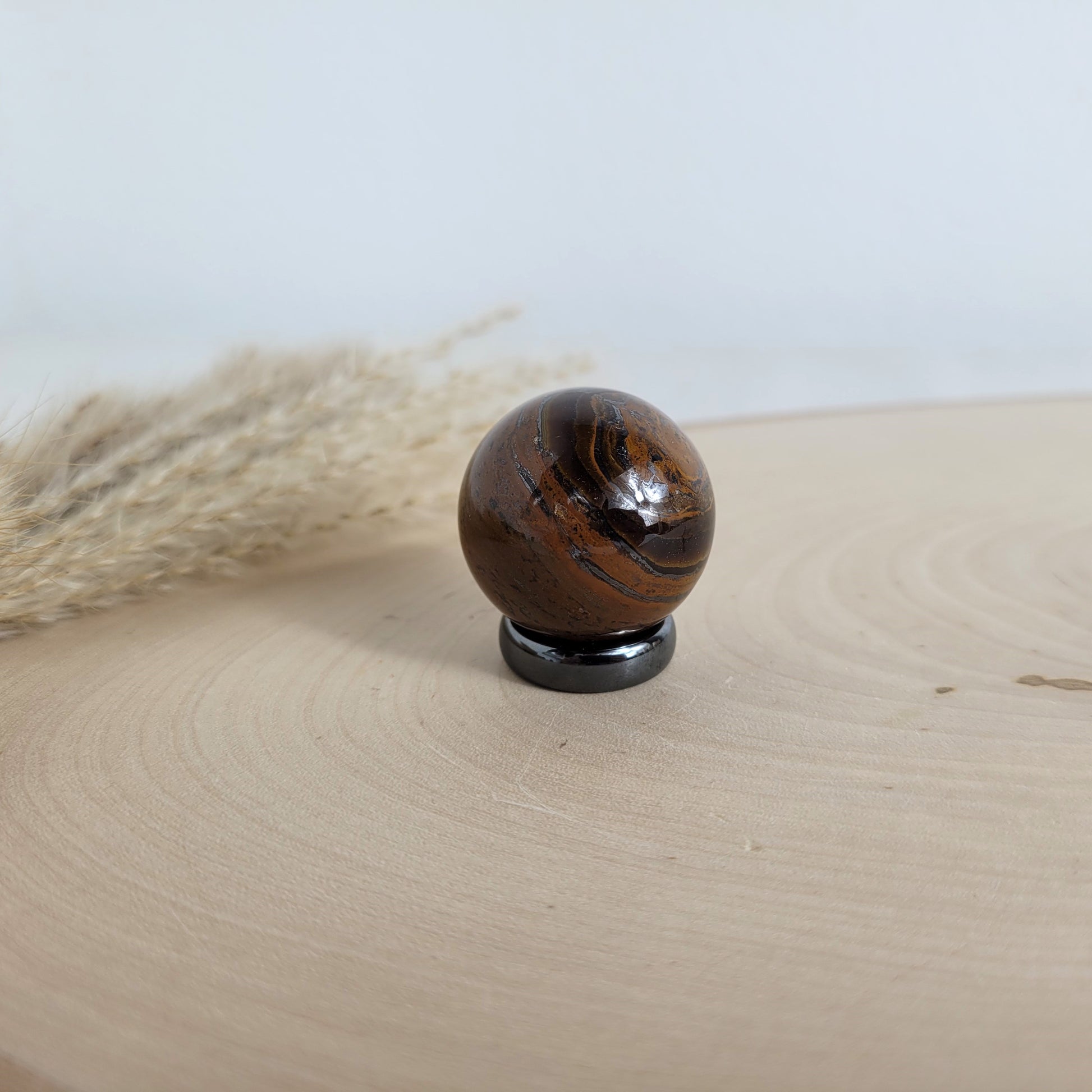 Tigereisen Kugel 3cm Durchmesser inklusive Hämatit Ring zum Aufstellen