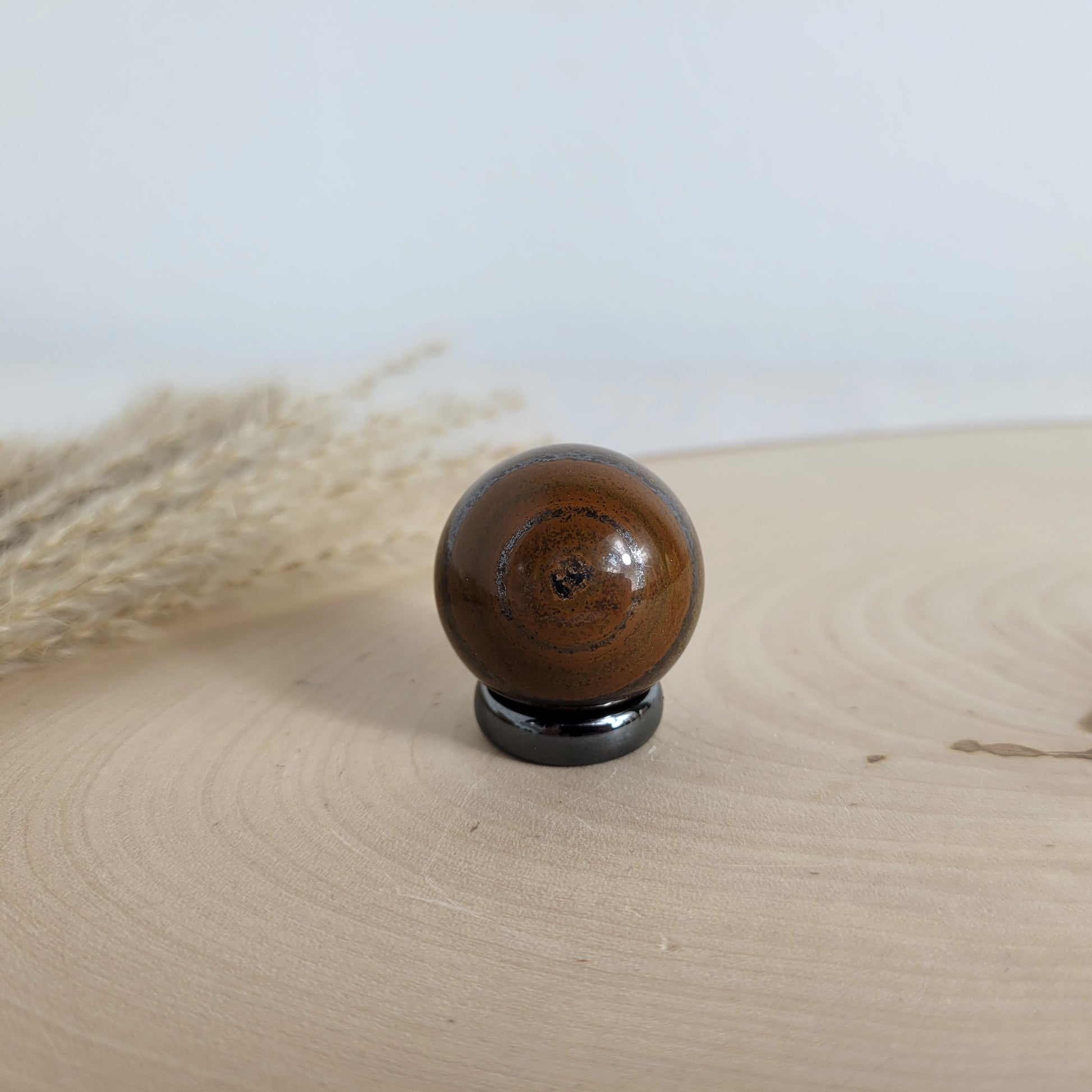 Tigereisen Kugel 3cm Durchmesser inklusive Hämatit Ring zum Aufstellen
