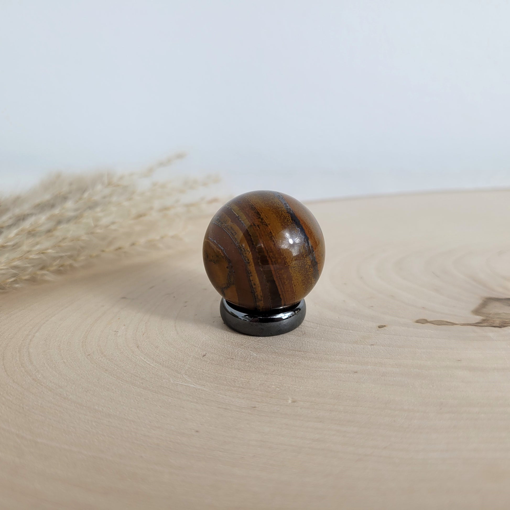 Tigereisen Kugel 3cm Durchmesser inklusive Hämatit Ring zum Aufstellen