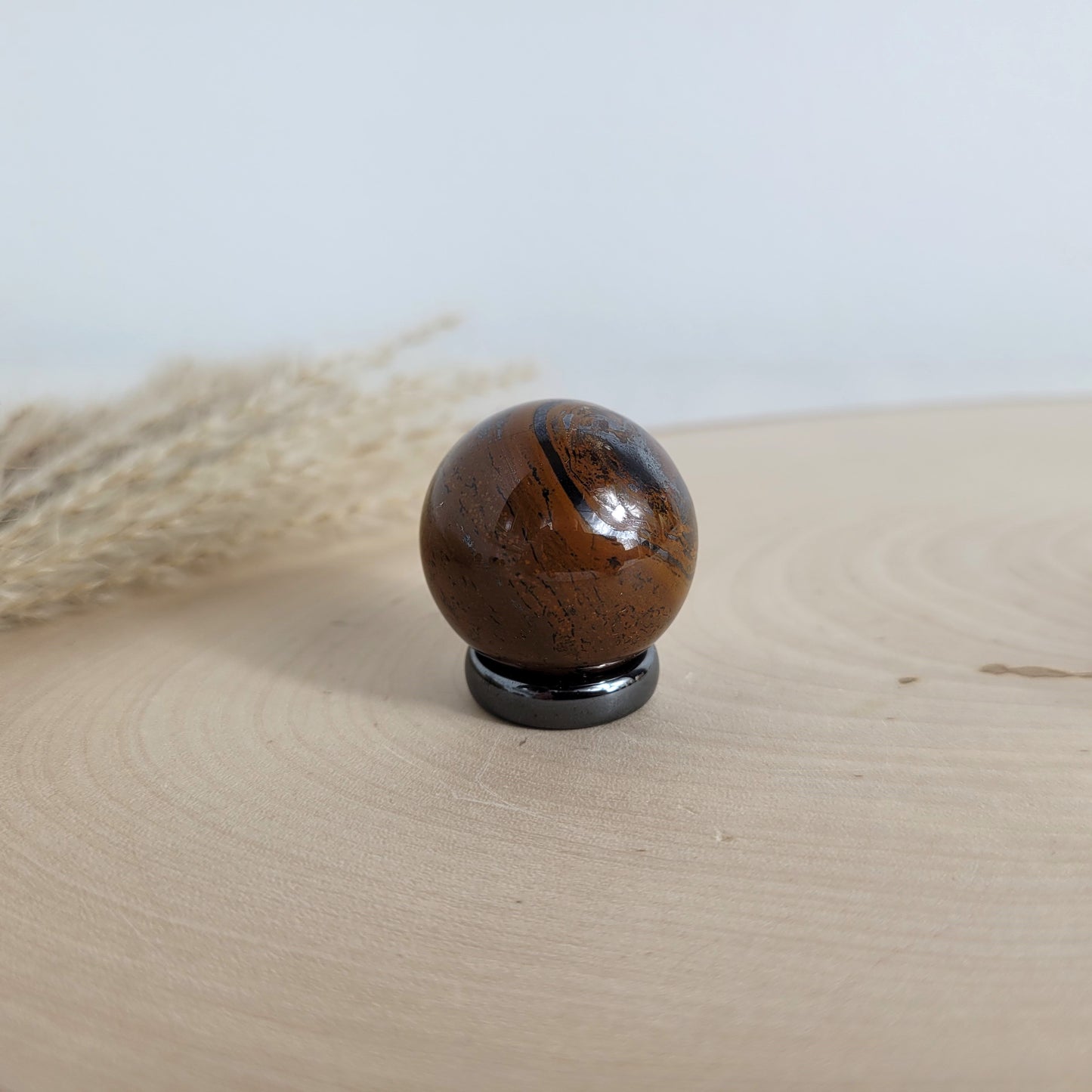 Tigereisen Kugel 3cm Durchmesser inklusive Hämatit Ring zum Aufstellen