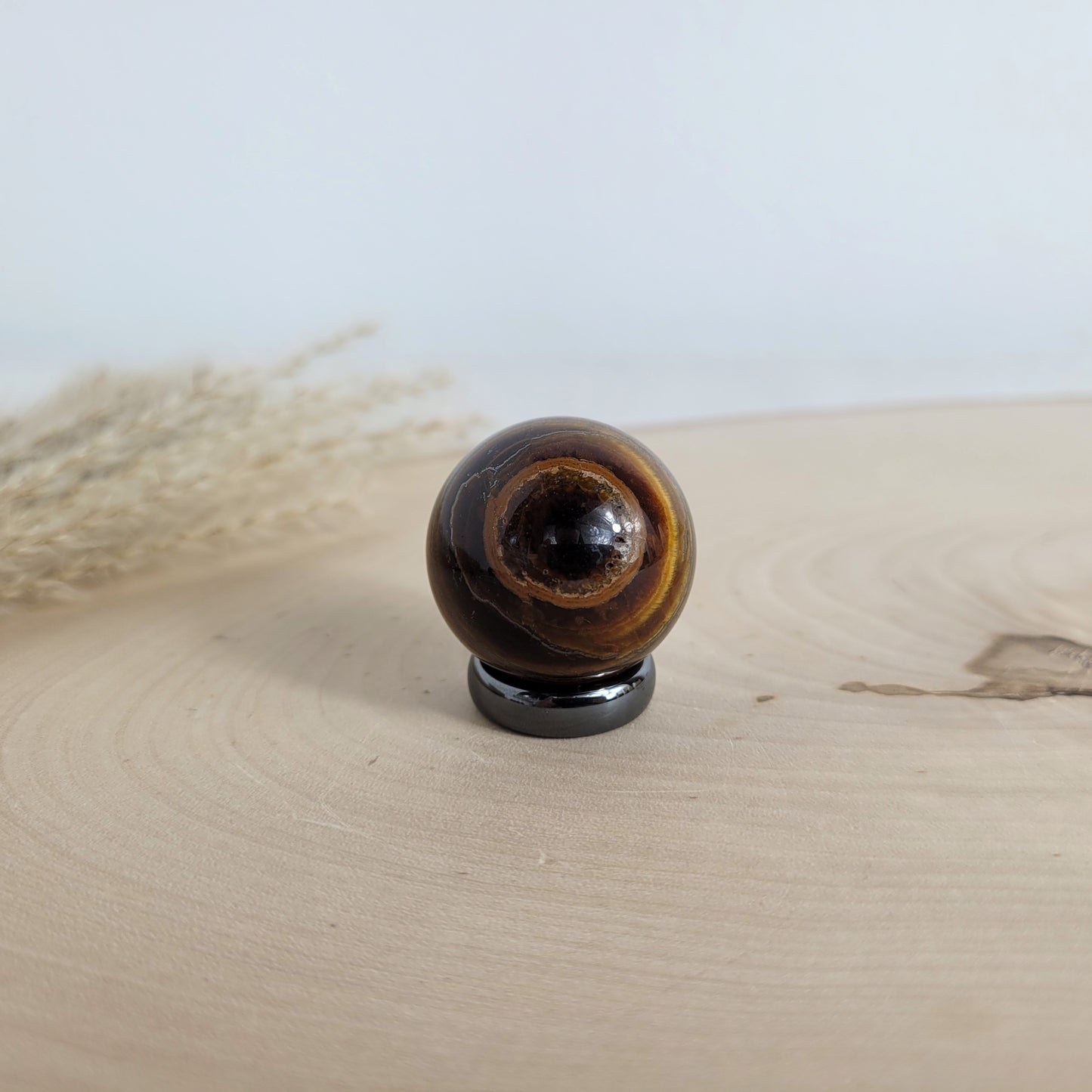 Tigereisen Kugel 3cm Durchmesser inklusive Hämatit Ring zum Aufstellen