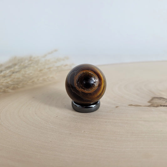 Tigereisen Kugel 3cm Durchmesser inklusive Hämatit Ring zum Aufstellen