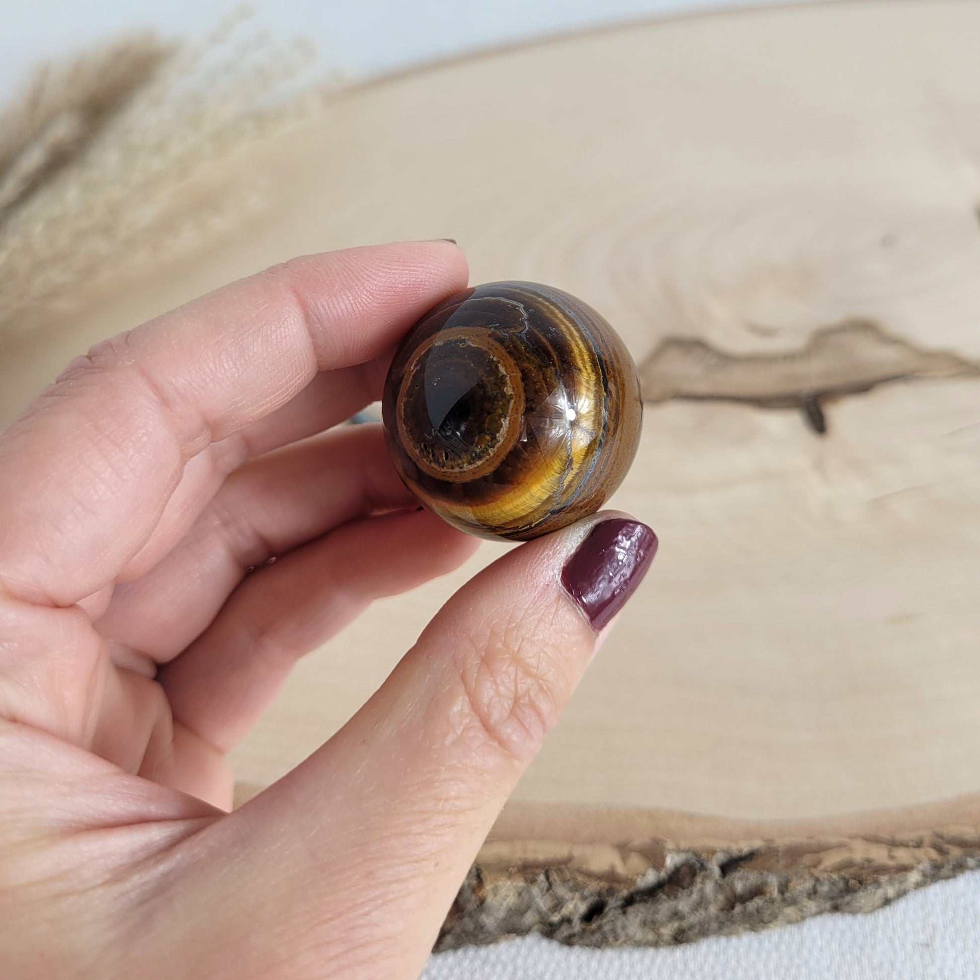 Tigereisen Kugel 3cm Durchmesser inklusive Hämatit Ring zum Aufstellen