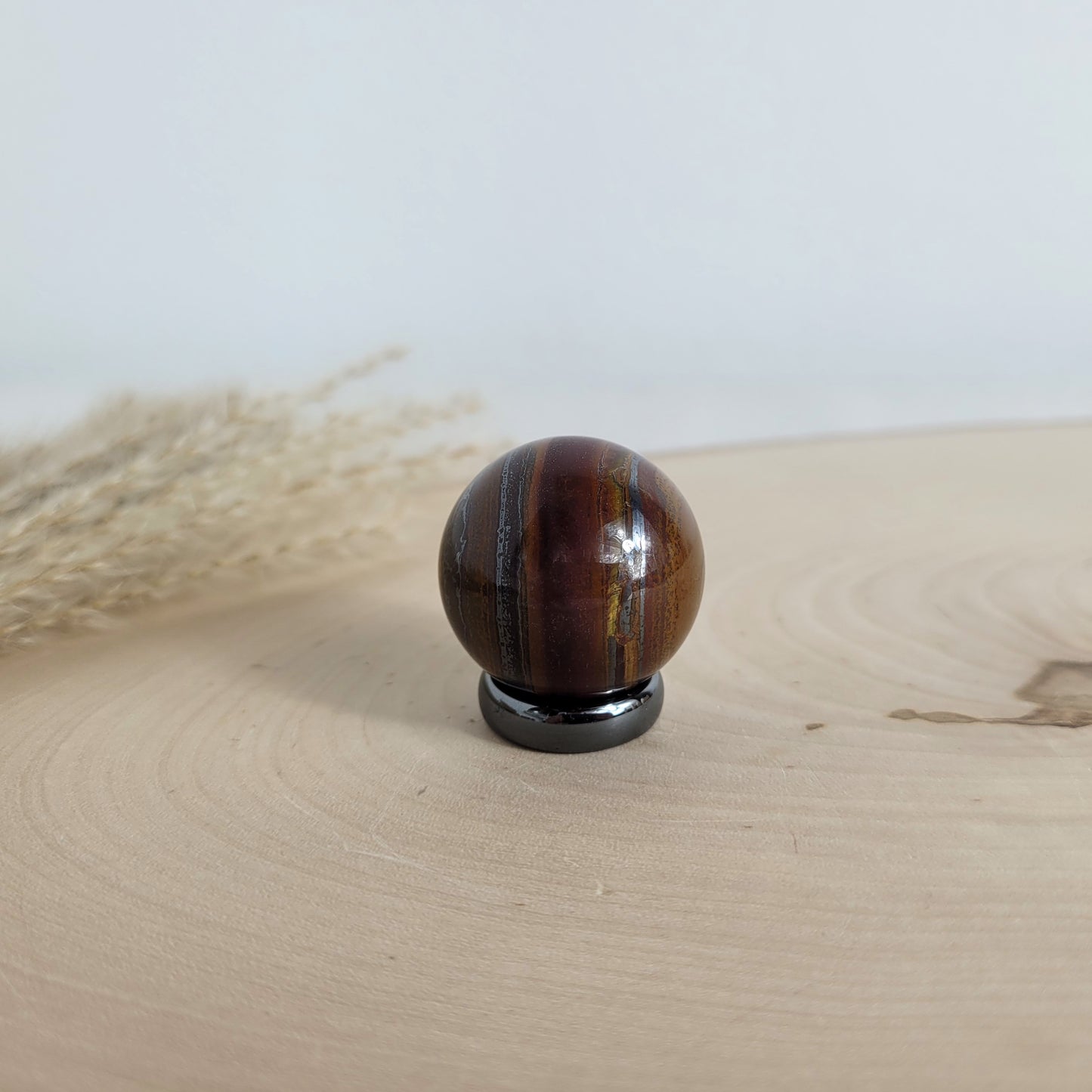 Tigereisen Kugel 3cm Durchmesser inklusive Hämatit Ring zum Aufstellen