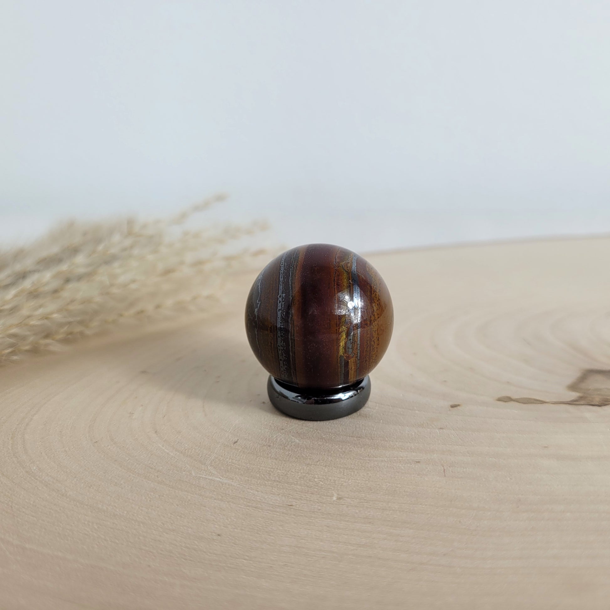 Tigereisen Kugel 3cm Durchmesser inklusive Hämatit Ring zum Aufstellen
