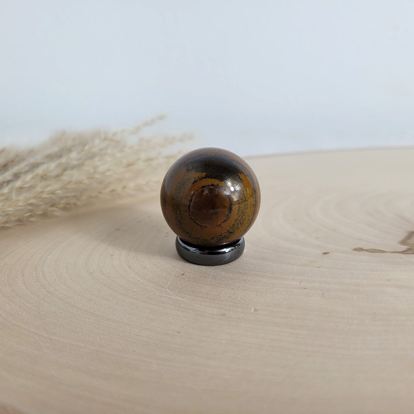 Tigereisen Kugel 3cm Durchmesser inklusive Hämatit Ring zum Aufstellen