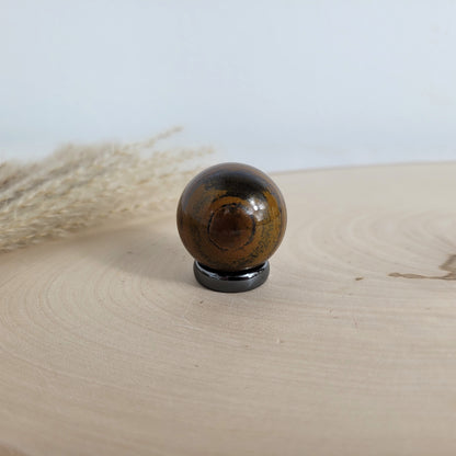 Tigereisen Kugel 3cm Durchmesser inklusive Hämatit Ring zum Aufstellen