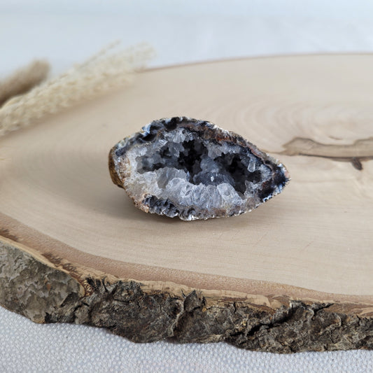 Diese Achat Geode zeigt ihre natürliche Schönheit mit kräftigen Farben, einer funkelnden Kristalldruse und wilden Mustern. Vorderseitig poliert, sonst naturbelassen.