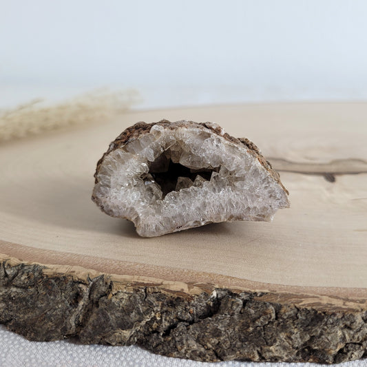 Diese Achat Geode zeigt ihre natürliche Schönheit mit kräftigen Farben, einer funkelnden Kristalldruse und wilden Mustern. Vorderseitig poliert, sonst naturbelassen.