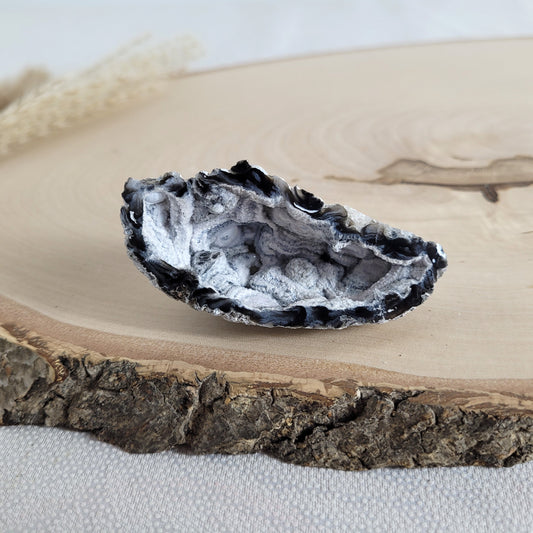 Diese Achat Geode zeigt ihre natürliche Schönheit mit kräftigen Farben, einer funkelnden Kristalldruse und wilden Mustern. Vorderseitig poliert, sonst naturbelassen.