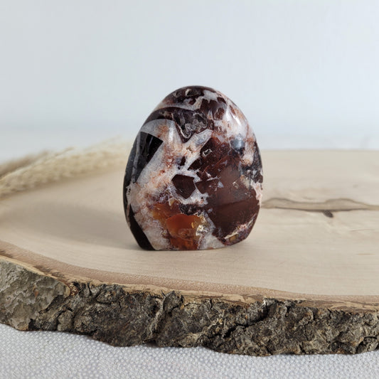 Diese Brekzien Jaspis Freiform zeigt intensive Naturfarben und wilde Muster. Durchzogen von Chalcedon-Adern, die teils kristallin und teils opalisierend sind, entsteht eine faszinierende Tiefe.