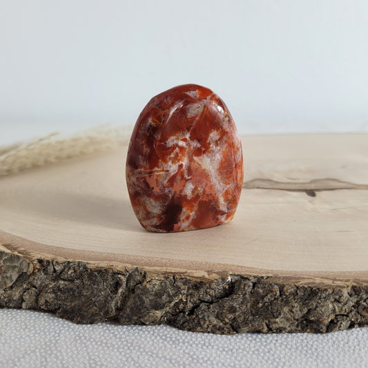 Diese Brekzien Jaspis Freiform zeigt intensive Naturfarben und wilde Muster. Durchzogen von Chalcedon-Adern, die teils kristallin und teils opalisierend sind, entsteht eine faszinierende Tiefe.