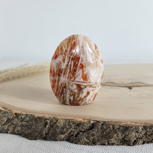 Diese Brekzien Jaspis Freiform zeigt intensive Naturfarben und wilde Muster. Durchzogen von Chalcedon-Adern, die teils kristallin und teils opalisierend sind, entsteht eine faszinierende Tiefe.