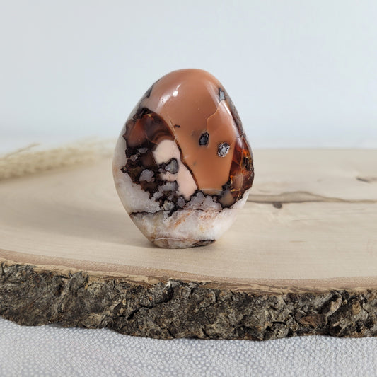 Diese Brekzien Jaspis Freiform zeigt intensive Naturfarben und wilde Muster. Durchzogen von Chalcedon-Adern, die teils kristallin und teils opalisierend sind, entsteht eine faszinierende Tiefe.