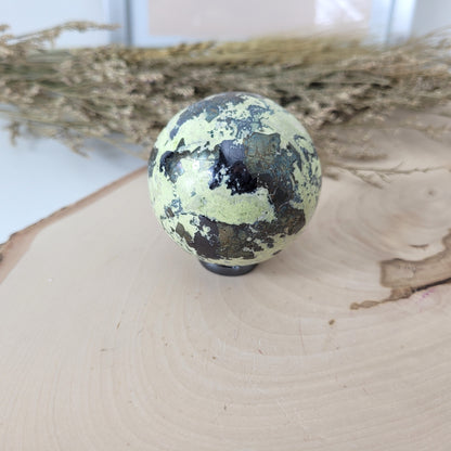 Serpentin mit Pyrit Kugel 5,5 cm