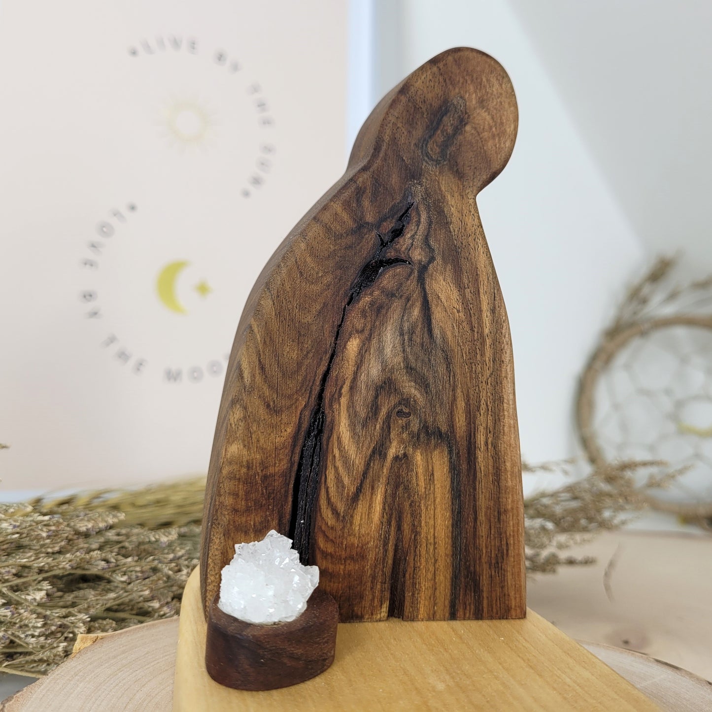 Nussholz "Engelslicht" Teelichthalter mit Samen des Lebens Gravur und Bergkristall Geode