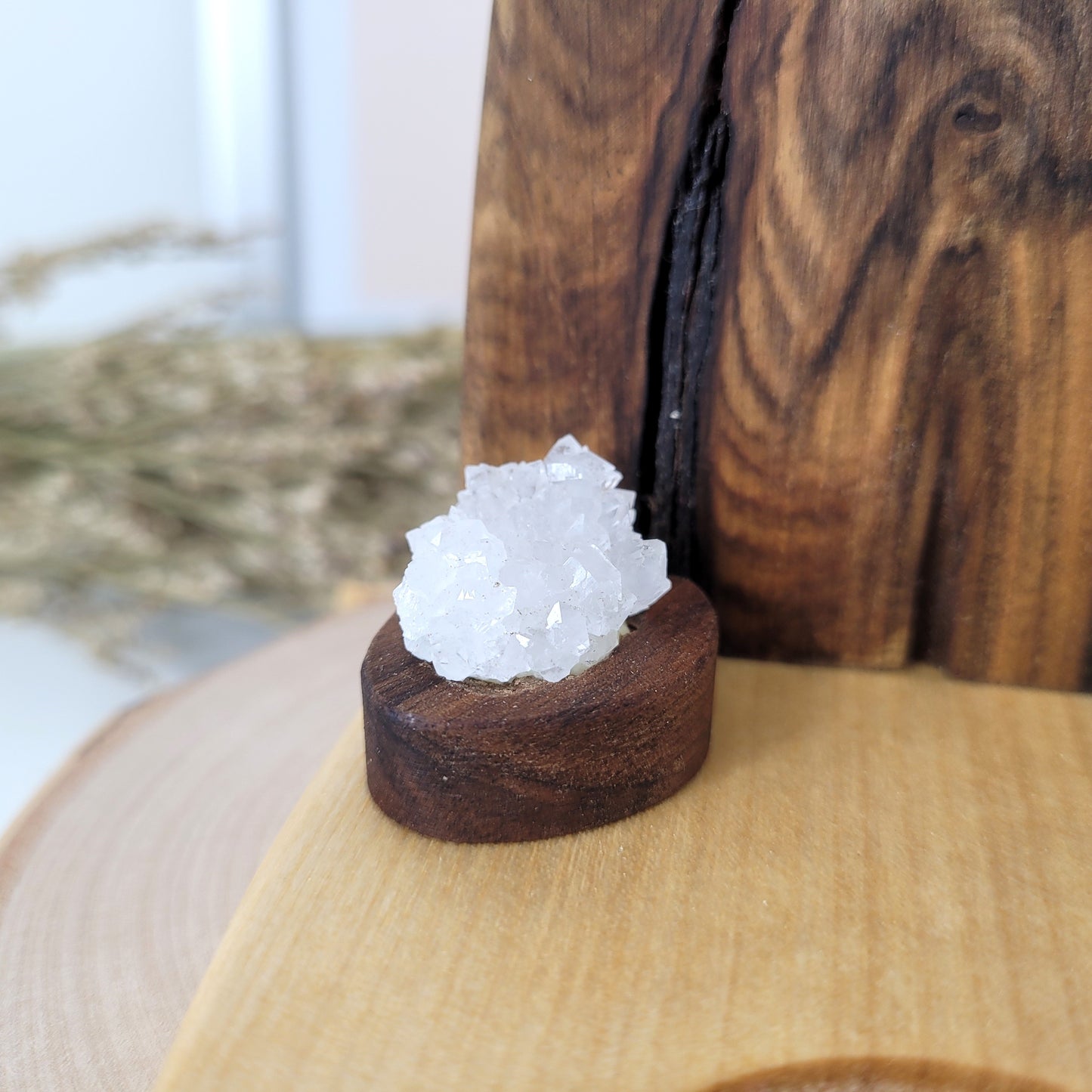 Nussholz "Engelslicht" Teelichthalter mit Samen des Lebens Gravur und Bergkristall Geode