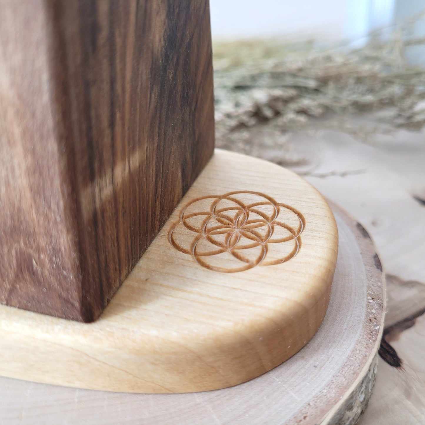 Nussholz "Engelslicht" Teelichthalter mit Samen des Lebens Gravur und Bergkristall Geode