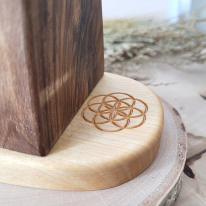 Nussholz "Engelslicht" Teelichthalter mit Samen des Lebens Gravur und Bergkristall Geode