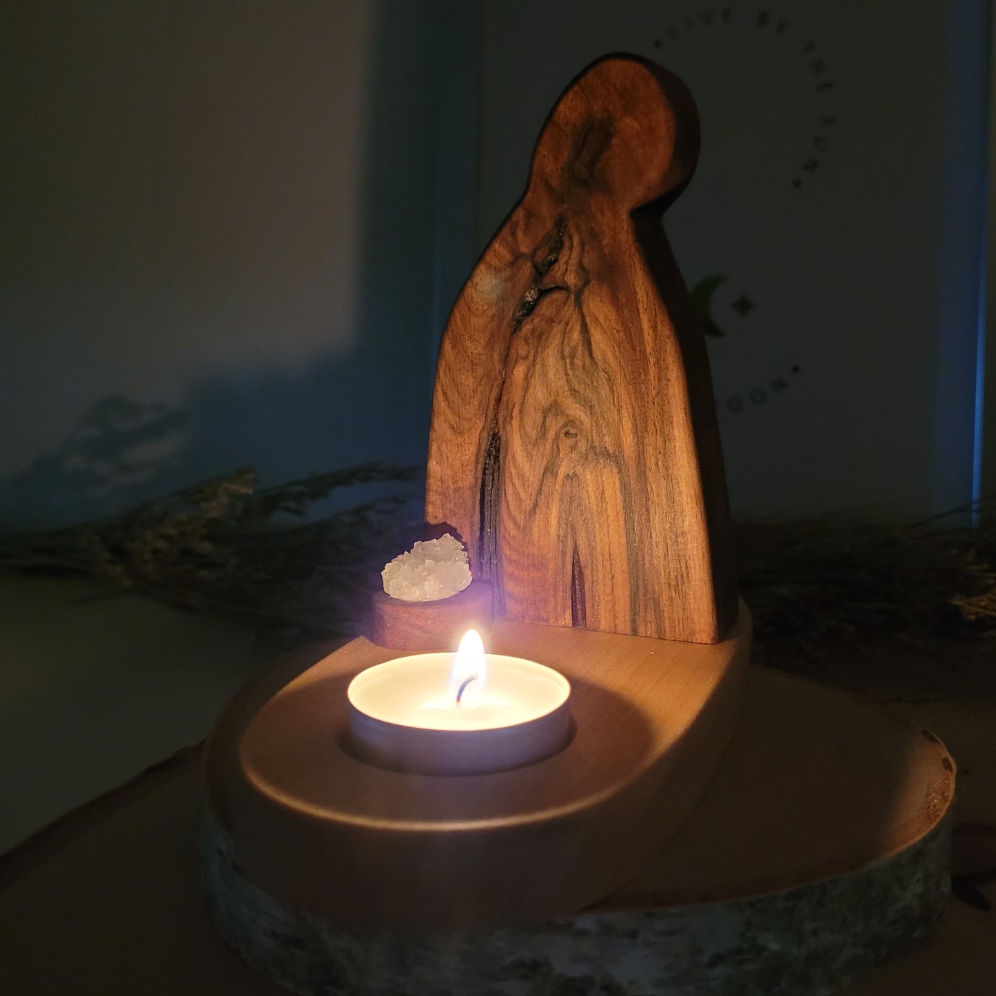 Nussholz "Engelslicht" Teelichthalter mit Samen des Lebens Gravur und Bergkristall Geode