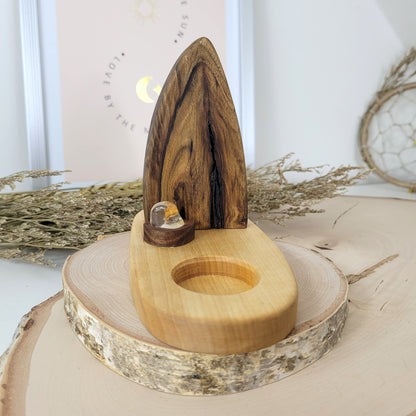 Nussholz "Waldgeist" Teelichthalter mit Mond Sonne Gravur und Golden Healer Trommelstein