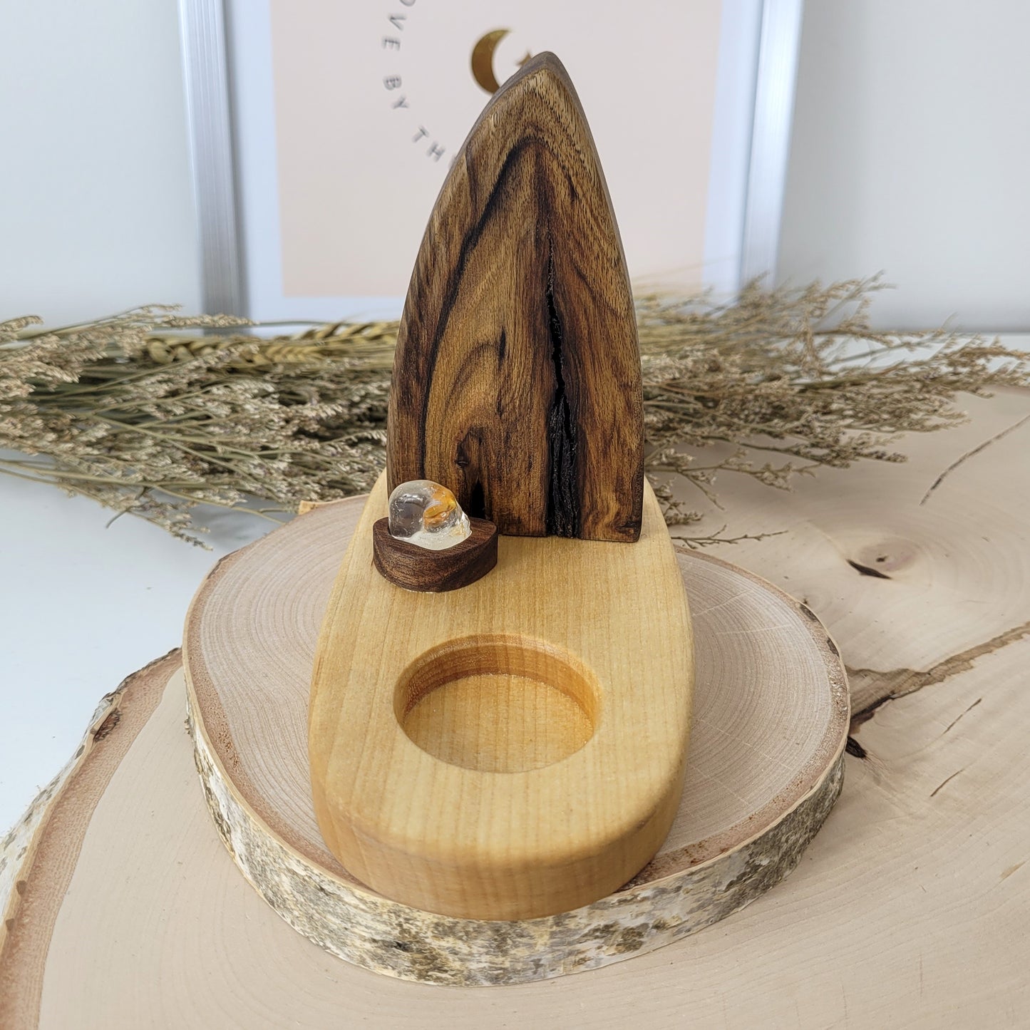 Nussholz "Waldgeist" Teelichthalter mit Mond Sonne Gravur und Golden Healer Trommelstein