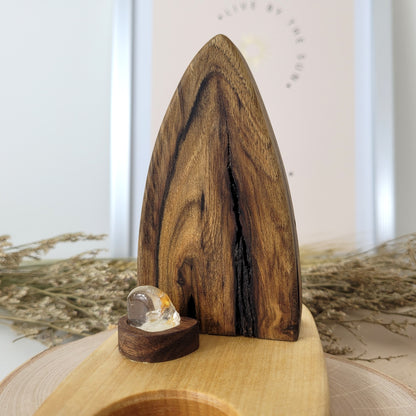 Nussholz "Waldgeist" Teelichthalter mit Mond Sonne Gravur und Golden Healer Trommelstein