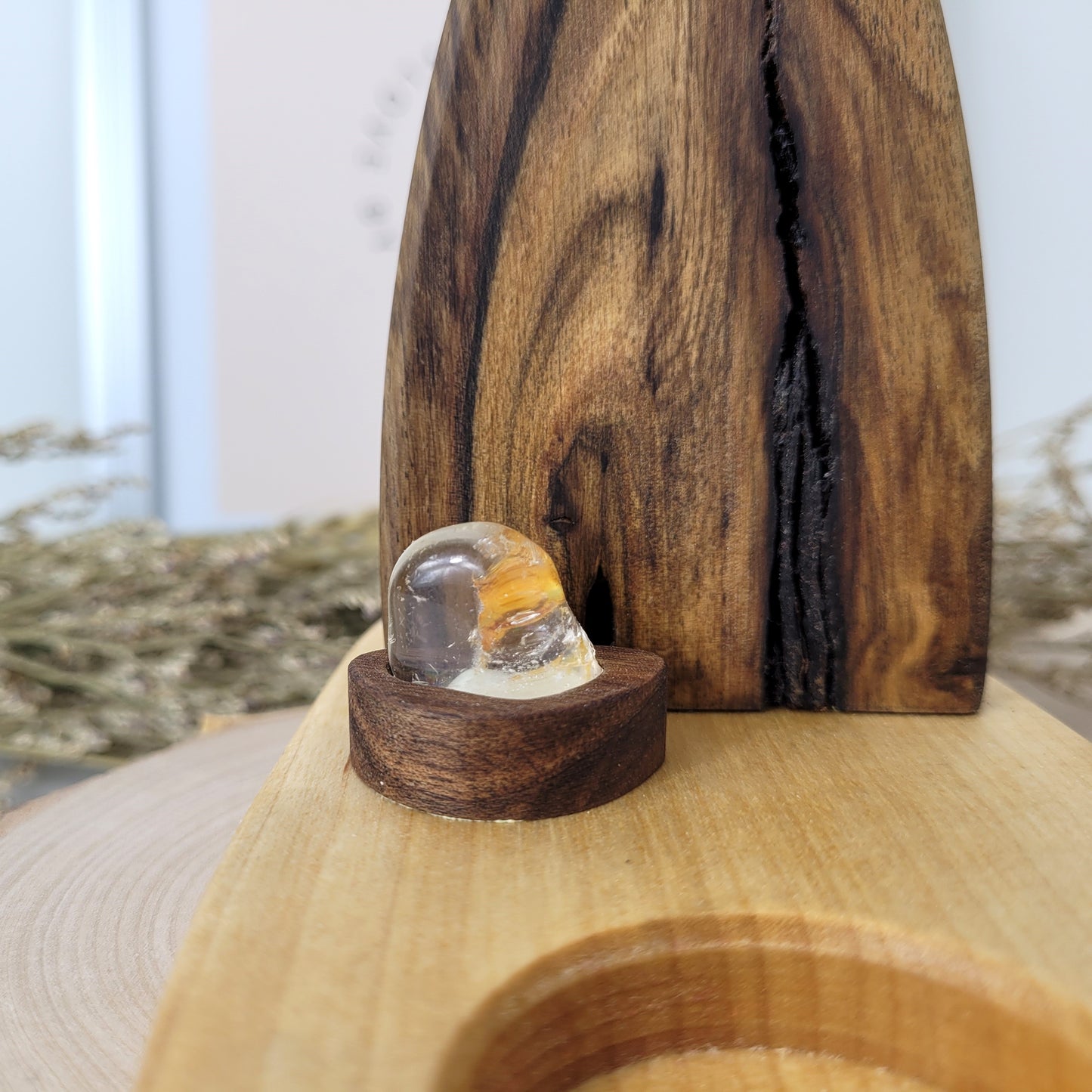 Nussholz "Waldgeist" Teelichthalter mit Mond Sonne Gravur und Golden Healer Trommelstein