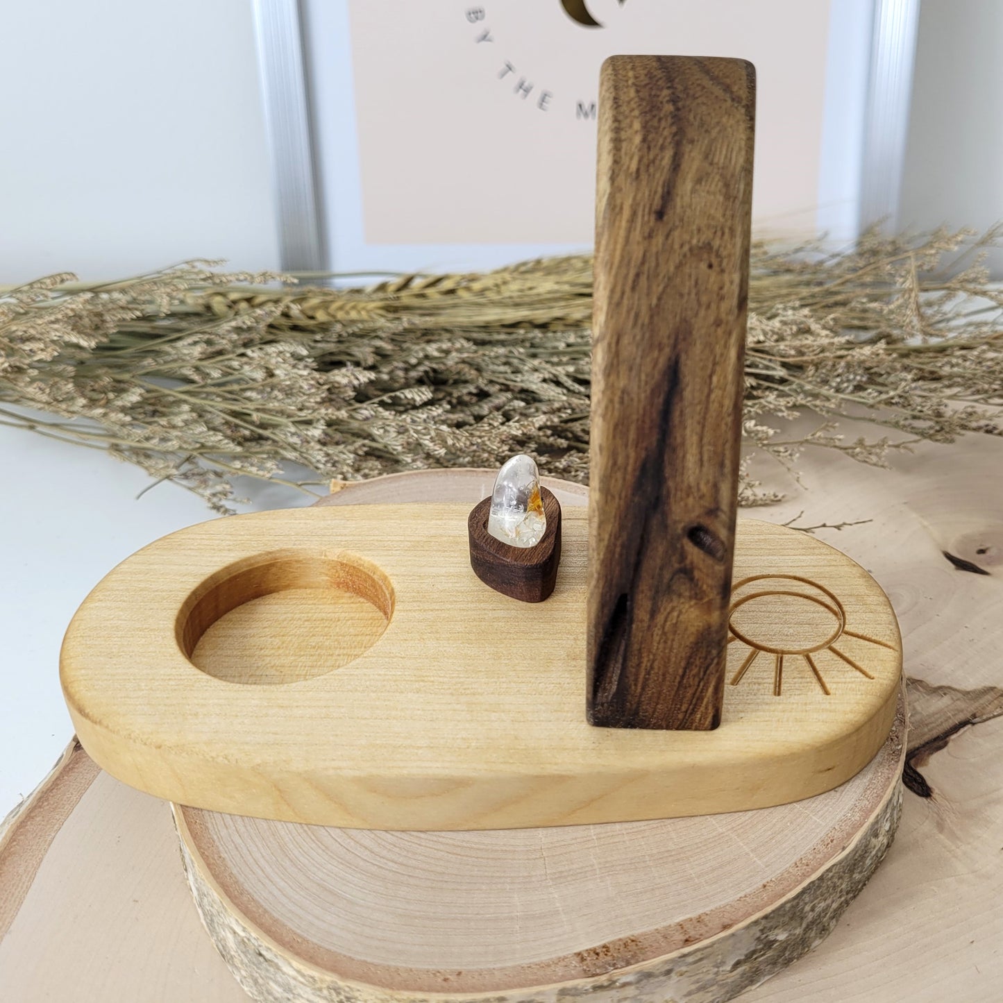 Nussholz "Waldgeist" Teelichthalter mit Mond Sonne Gravur und Golden Healer Trommelstein