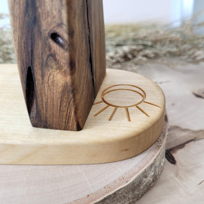 Nussholz "Waldgeist" Teelichthalter mit Mond Sonne Gravur und Golden Healer Trommelstein