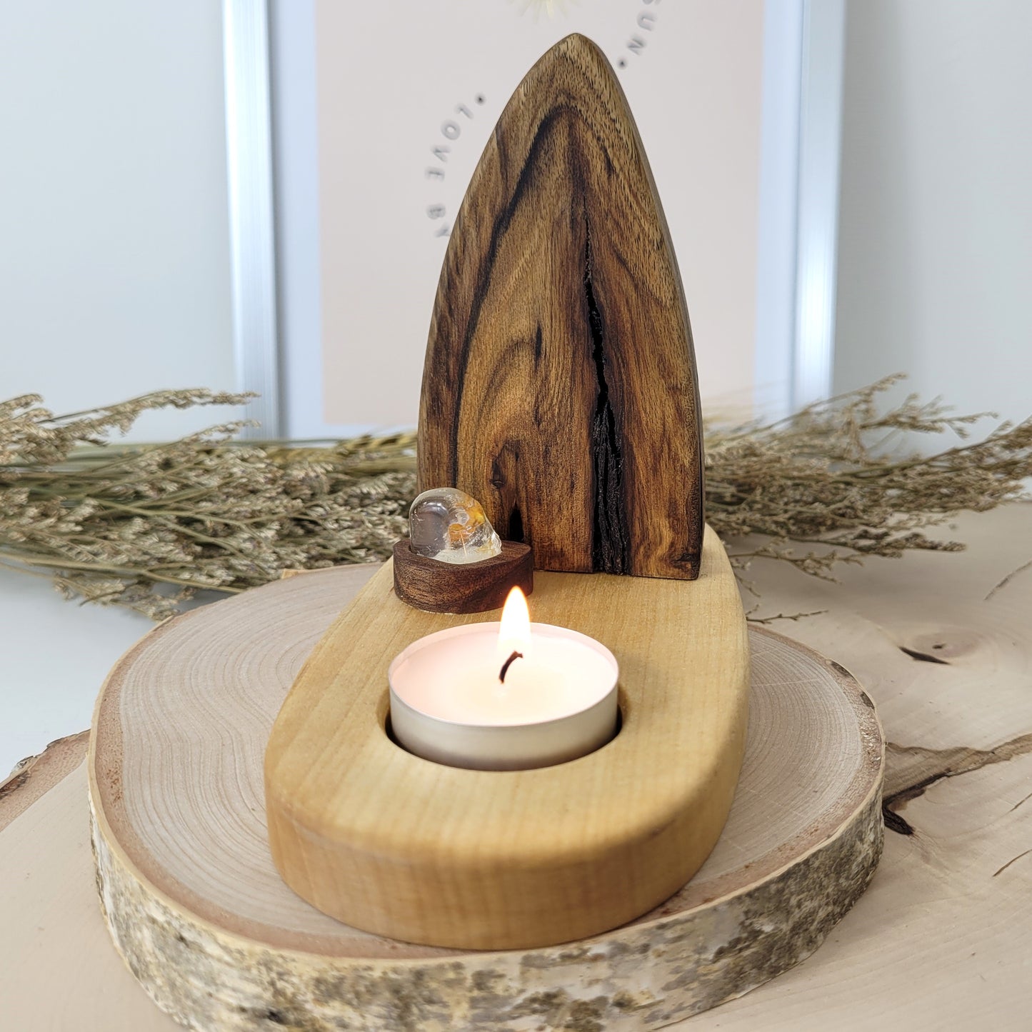 Nussholz "Waldgeist" Teelichthalter mit Mond Sonne Gravur und Golden Healer Trommelstein