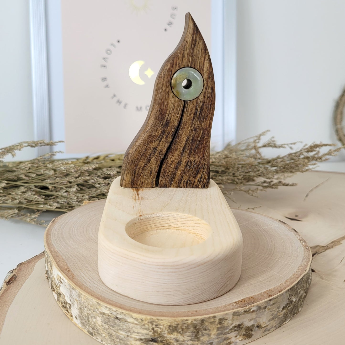 Nussholz "Portalflamme" auf Zirbenholz Sockel Teelichthalter mit Moosachat Donut