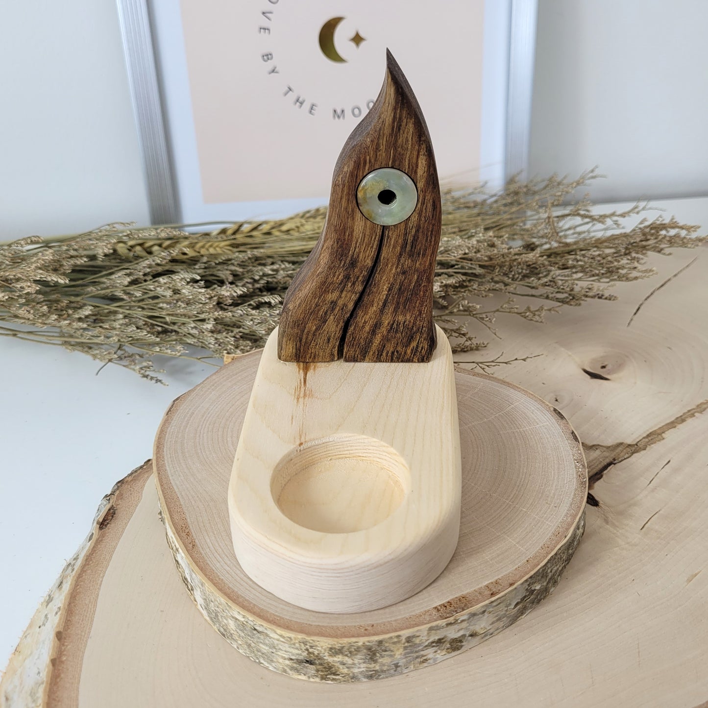 Nussholz "Portalflamme" auf Zirbenholz Sockel Teelichthalter mit Moosachat Donut